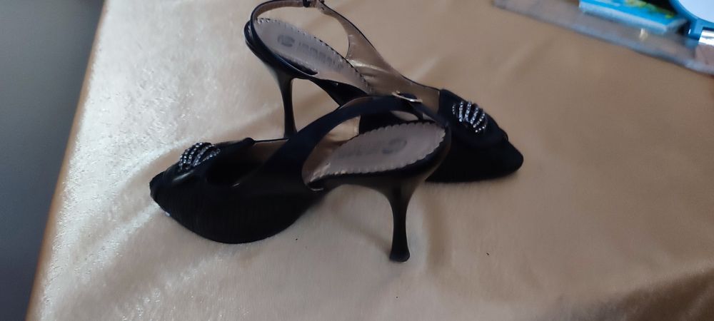 Продаются босоножки