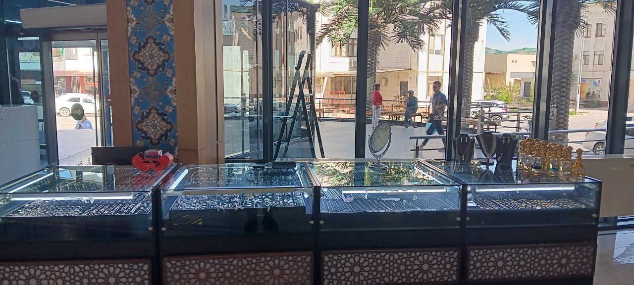 Tilla kumush soat bujiteriyalar uchun vetrina  mebel