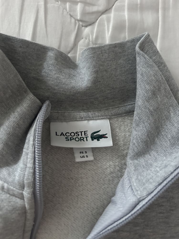 Lacoste hanorac.