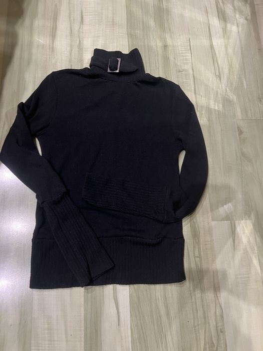 Дамско поло черно с катарама на яката