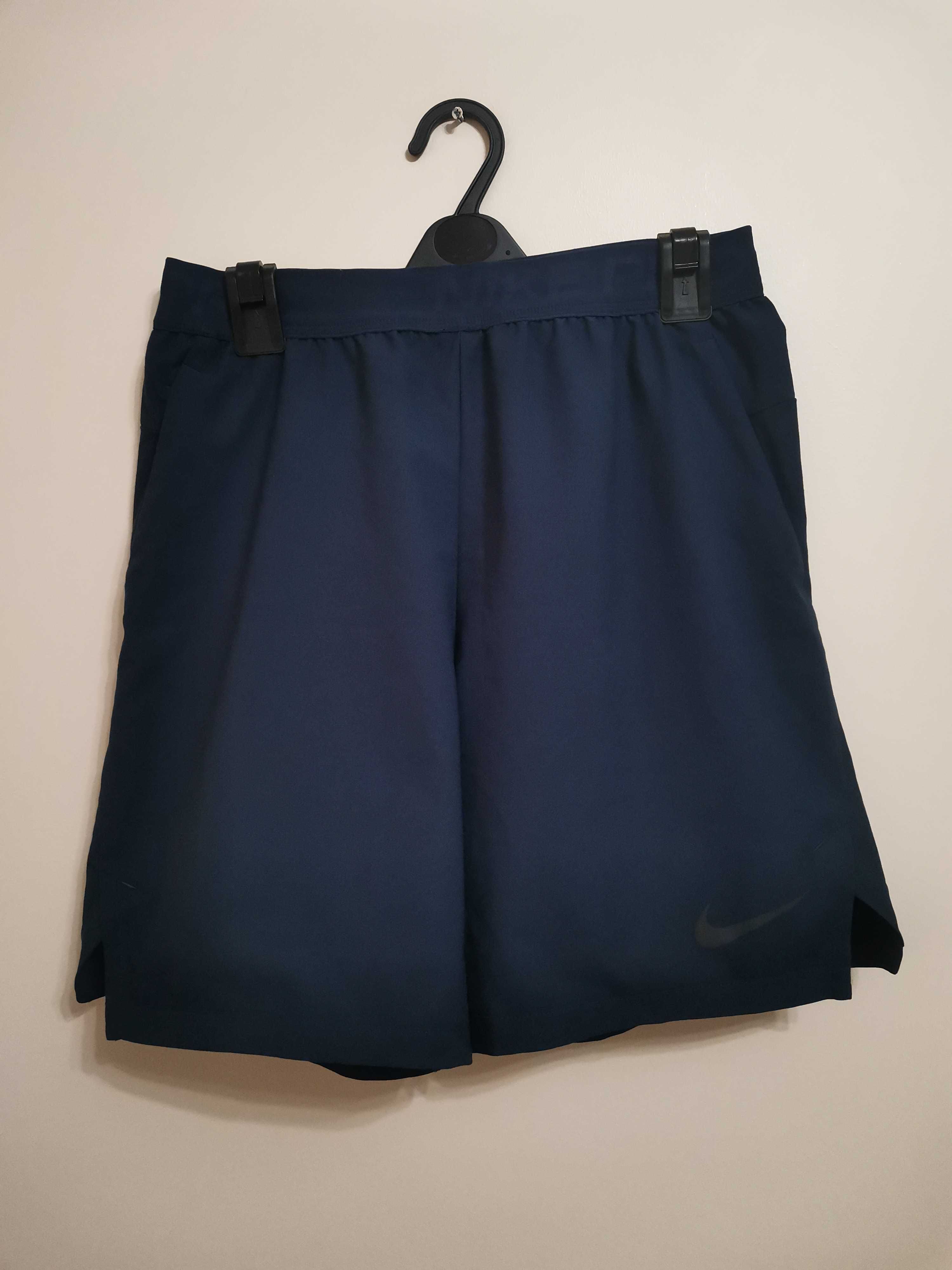 3 броя NIKE Shorts.