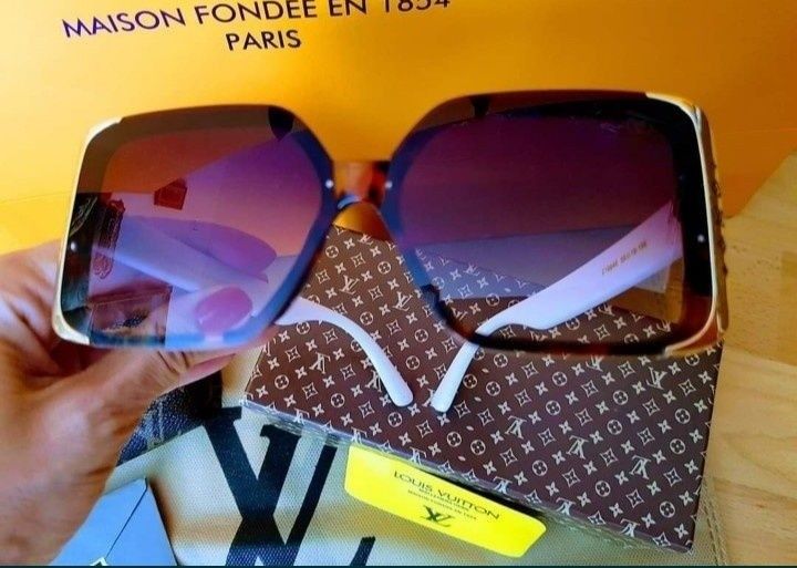 Ochelari de soare dama import Italia,toc,lavetica,cutie incluse