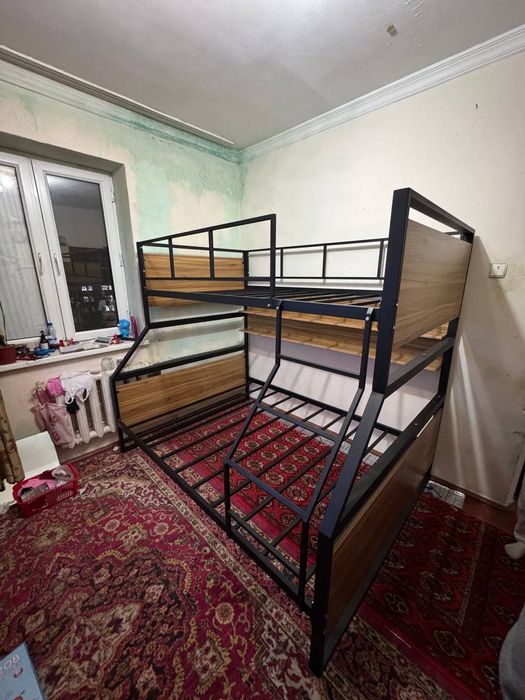 Двухэтажный кровать. Двухъярусная кровать. Металлические икк етажли