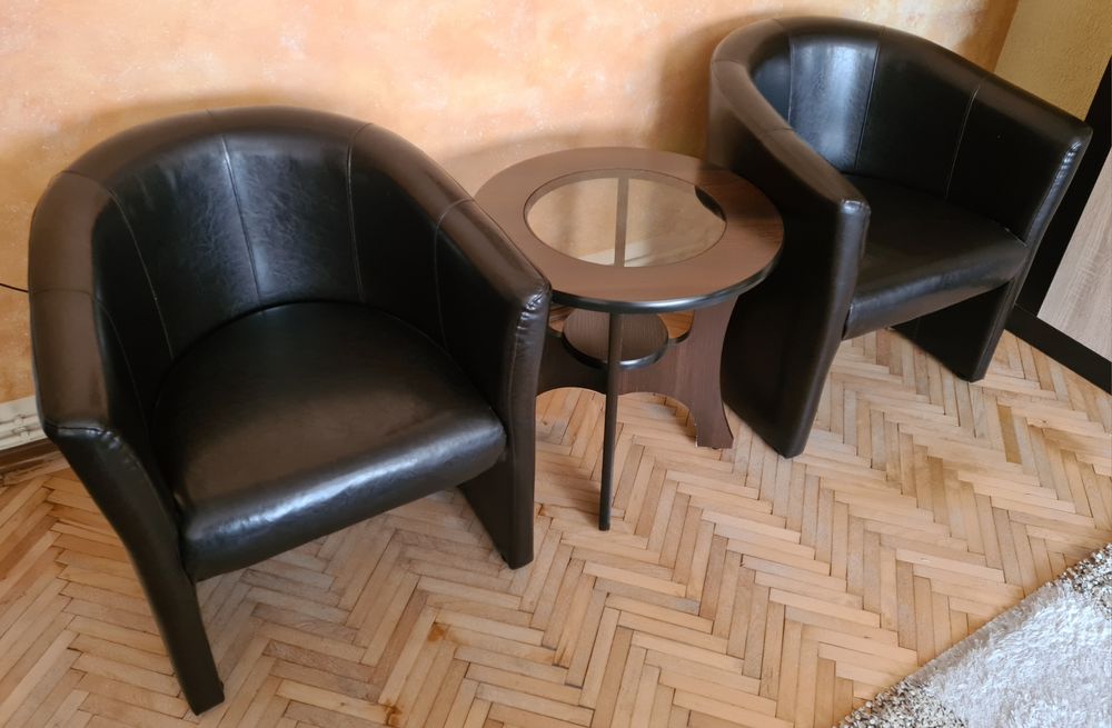 Set două fotolii și o măsuță