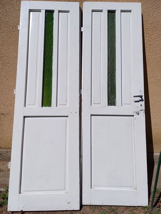 Vând 2 buc . Uși din lemn ..