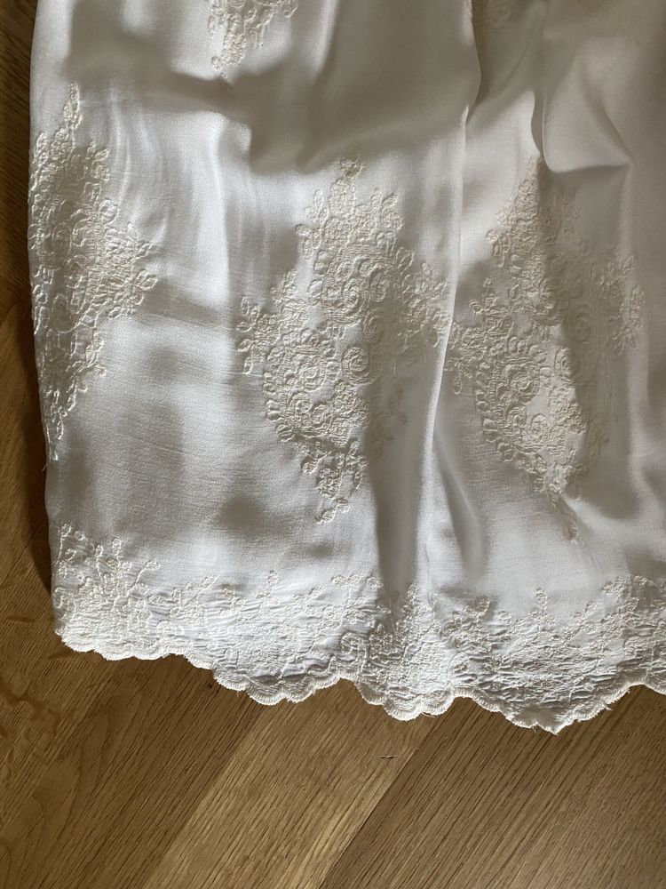 Rochie albă cu broderie