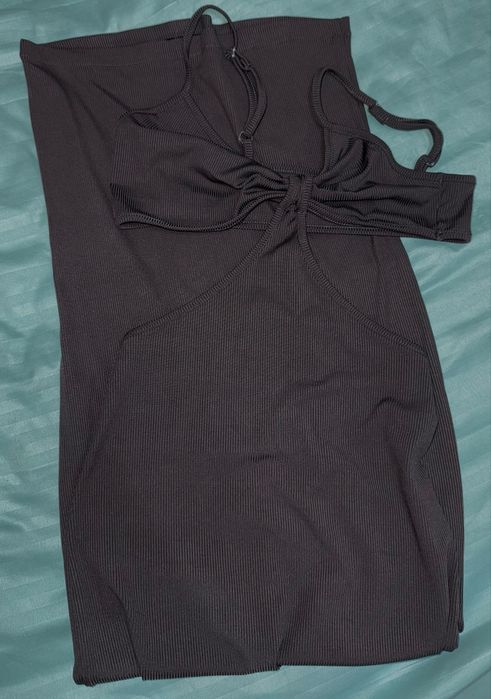 Правя разпродажба на нови и запазени дрехи.