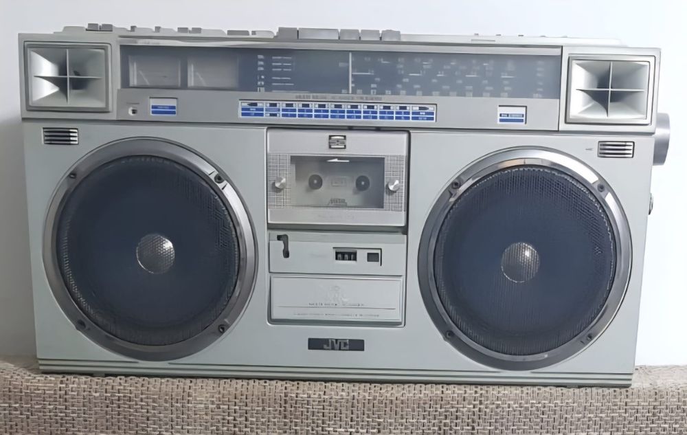 De vânzare casetofon jvc si doua magnetofon.