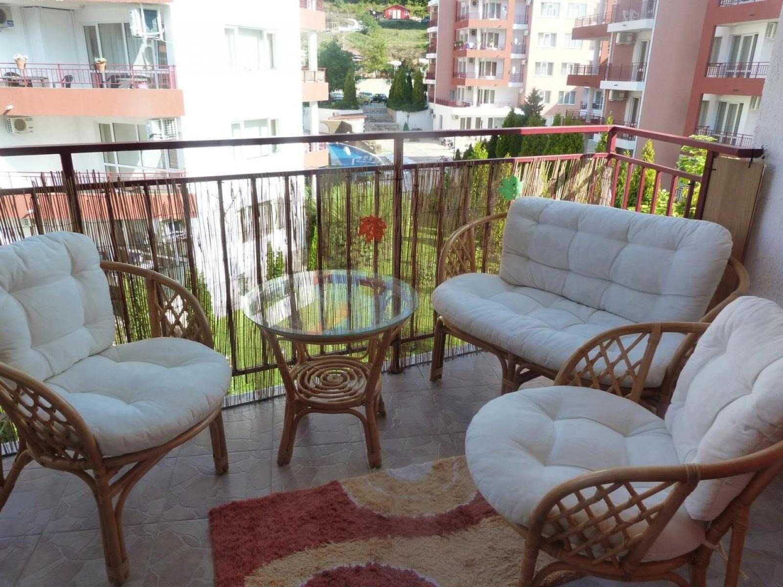 Просторен двустаен апартамент в к-с Privilege Fort Beach, Първа линия