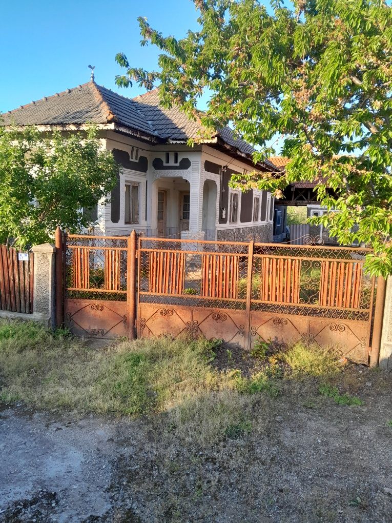 Casă de vânzare.