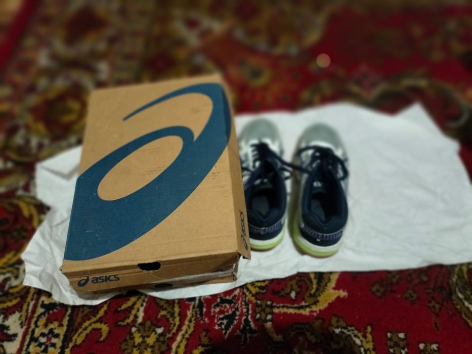 Asiks krossovka. 35 размер