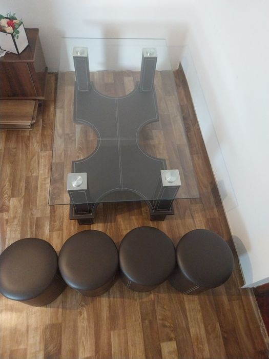 Masă de cafea modernă cu blat de sticlă + 4 taburete elegante – stare