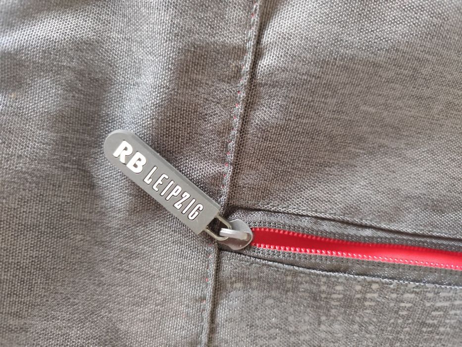 Продавам суитчер UNDER ARMOUR