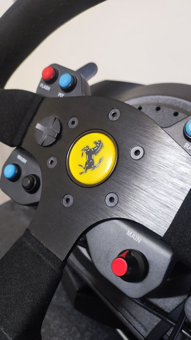 Волан Thrustmaster T300 Ferrari Alcantara + T3PA Pro педали- като нов
