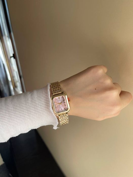 Стилни дамски часовник.Чисто нов.