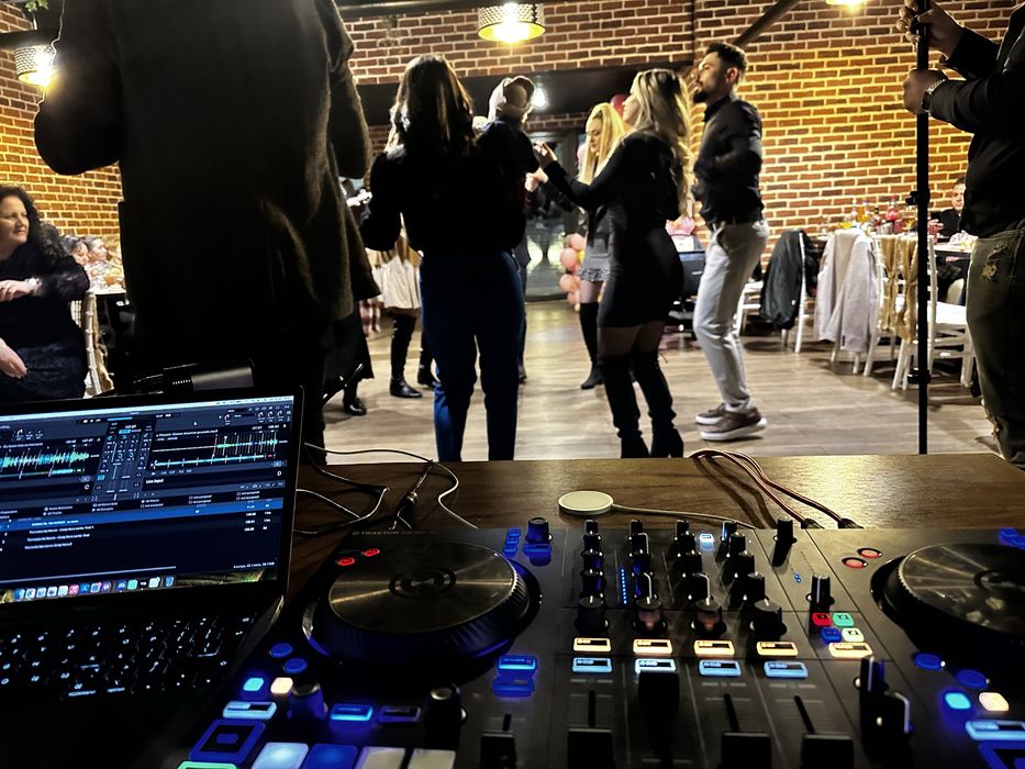 Dj pentru evenimente private si corporate botez, nunta, majorat