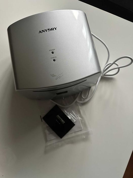 Uscător de mâini electric automat de perete