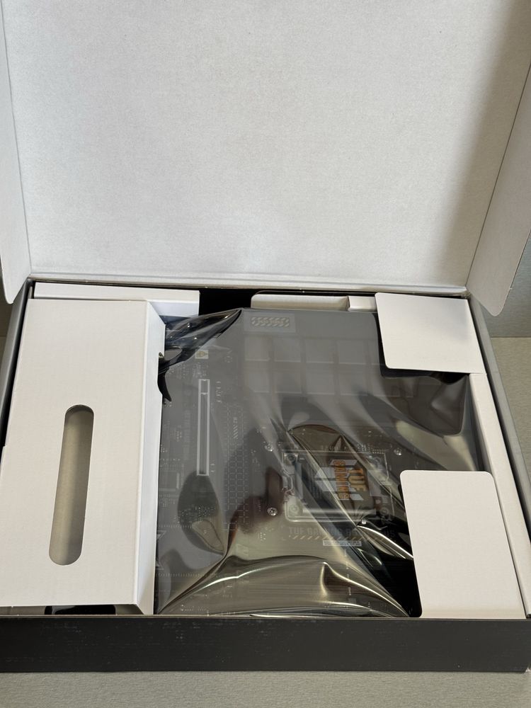 Продавам дънна платка Asus TUF Gaming B650-Plus