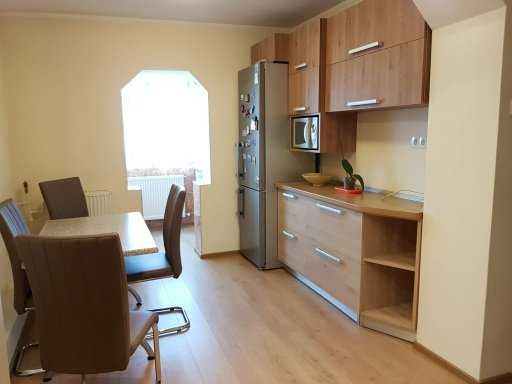 Inchiriez ap 2 cam, decomandat, situat central, zona linistita