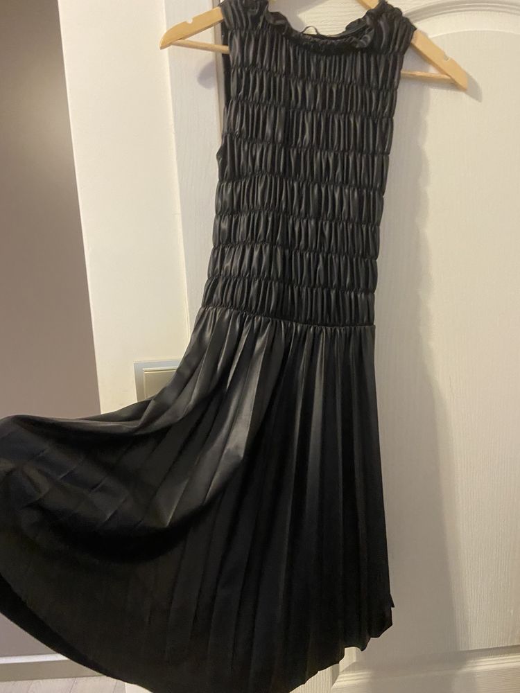 Цикламена официална рокля и черна рокля плисе