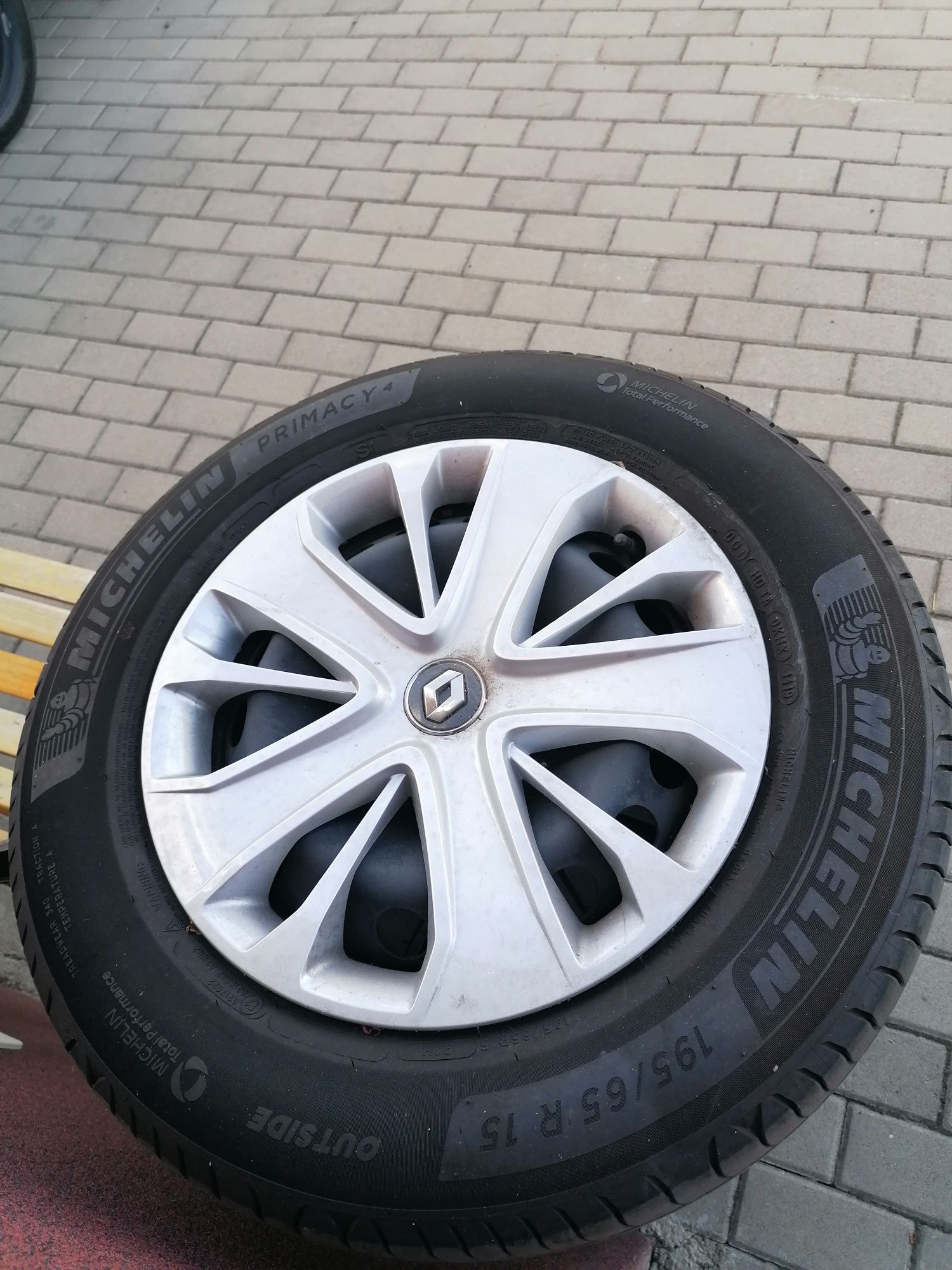 De vanzare 4 anvelope Michelin vara noi +jante tabla+capace 15"