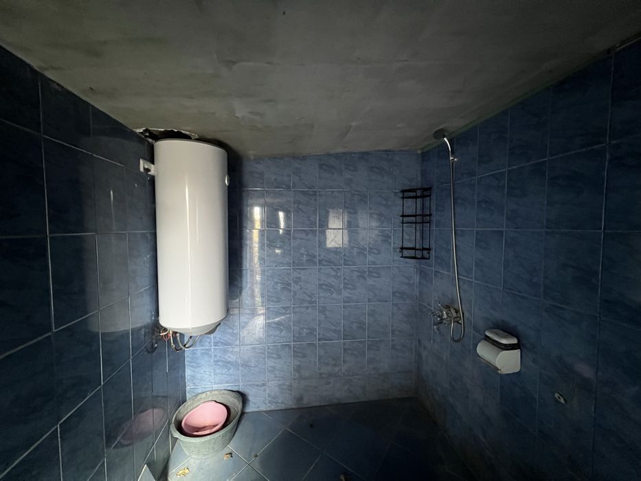 Етаж от къща с гараж, мазе и двор в централна част на гр.Радомир.