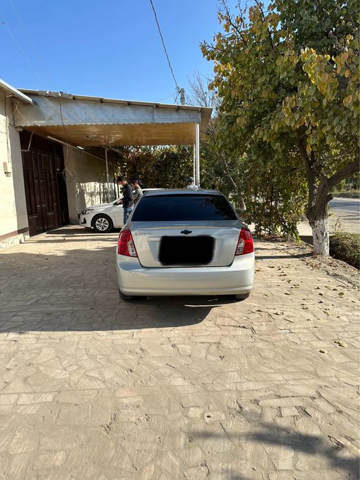 Lacetti 1.8 sotiladi