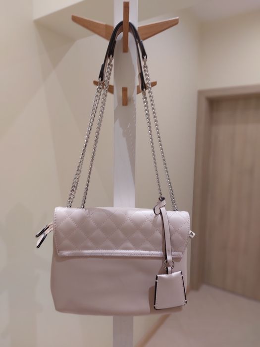 Оригинална чанта Guess – пудра/бледо розова