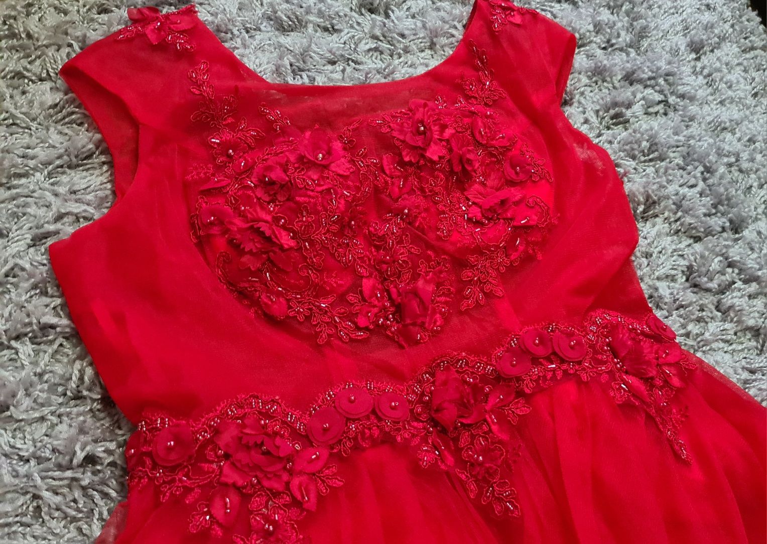 Vând rochie de ocazie roșie, lungă din voal cu aplicații dantelă 40-42