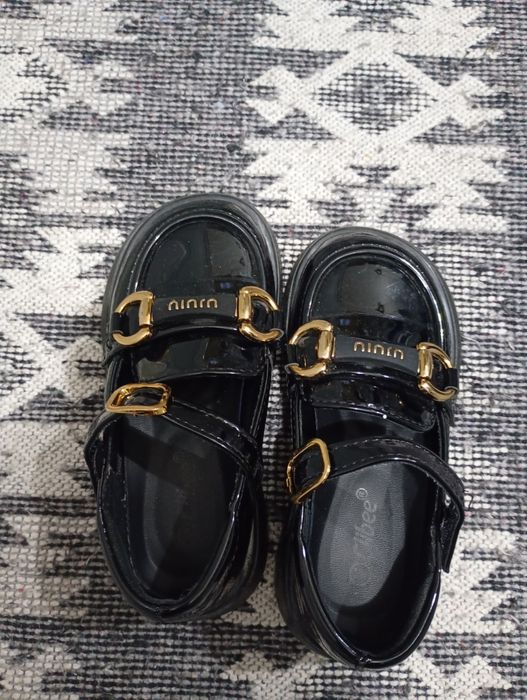 Vând pantofi pentru fetițe Nr 26