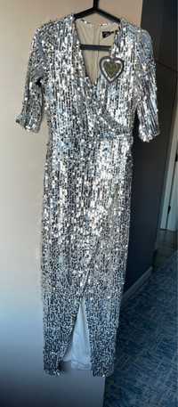 Женское серебристое платье с пайетками