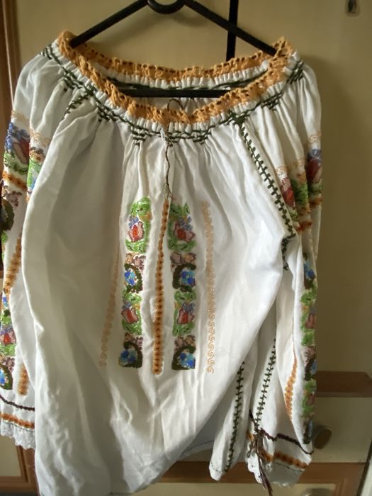 De vanzare camasi cusute cu margele
