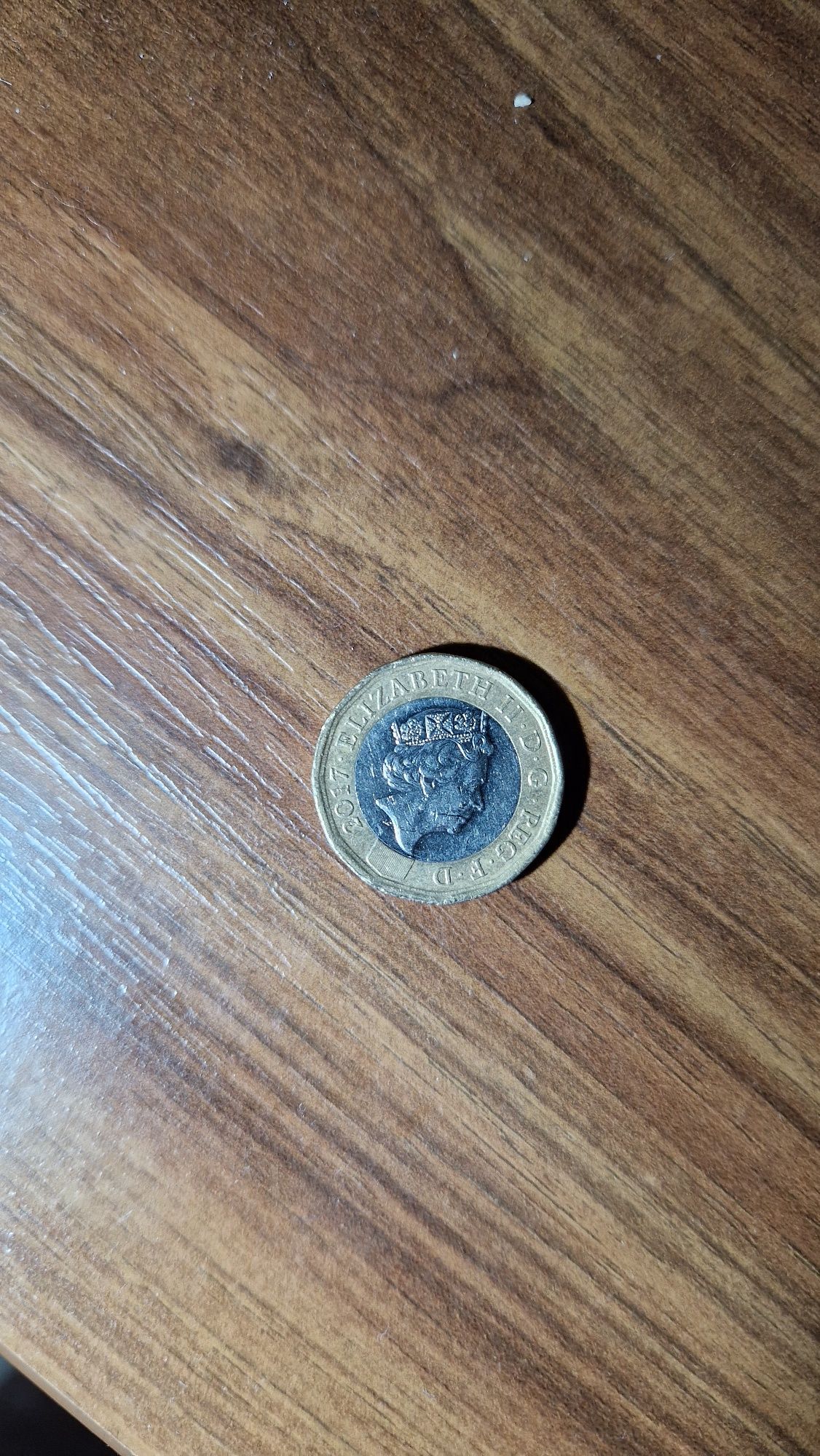 Vând moneda one pound Regina Elisabeta 2017