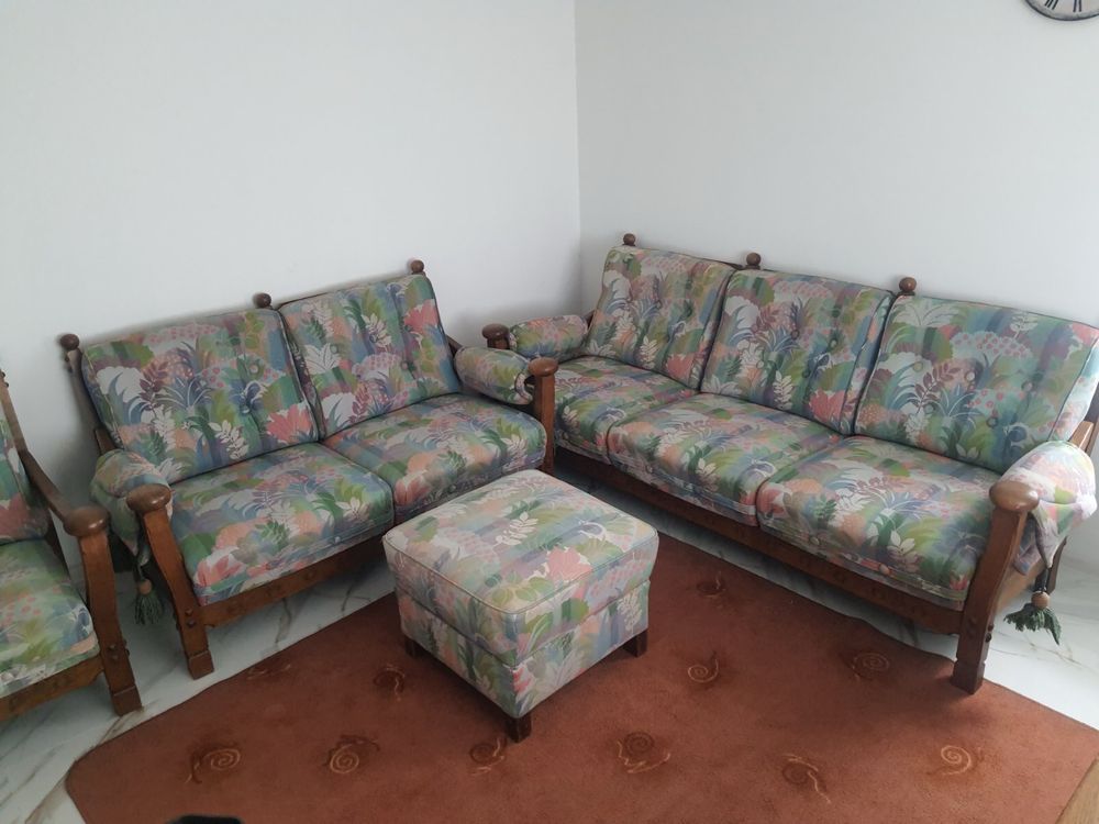 Продавам комплект дивани, кресло и табуретка