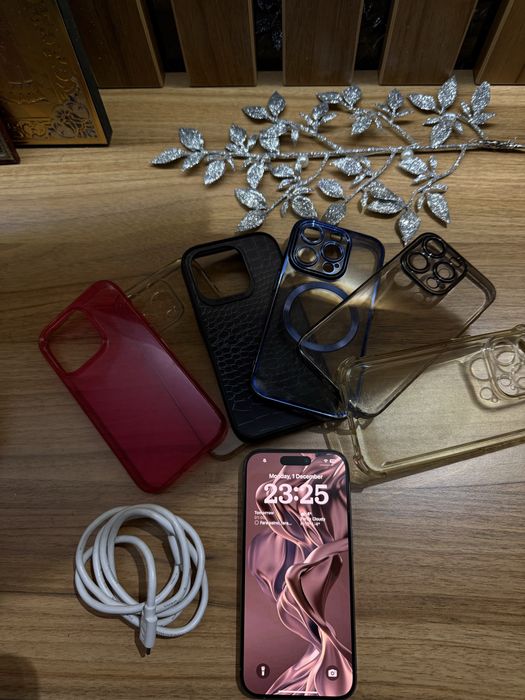 Iphone 15 Pro- pachet huse+ cablu