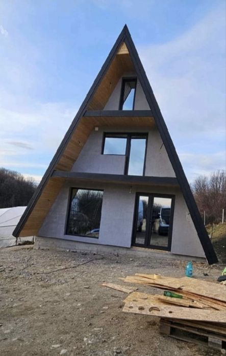 Case din lemn sau structură metalică
