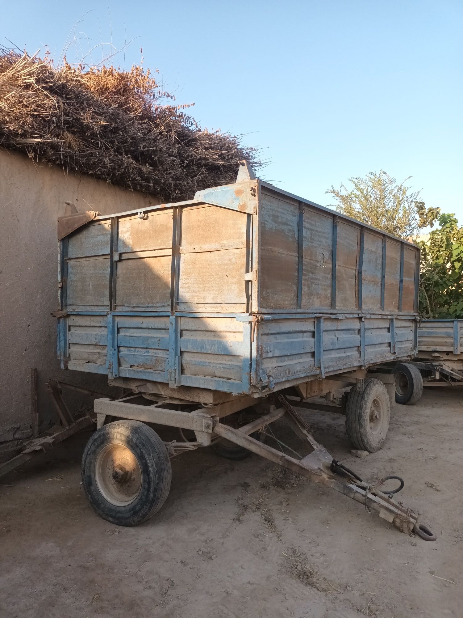 Traktor pritsepi sotiladi