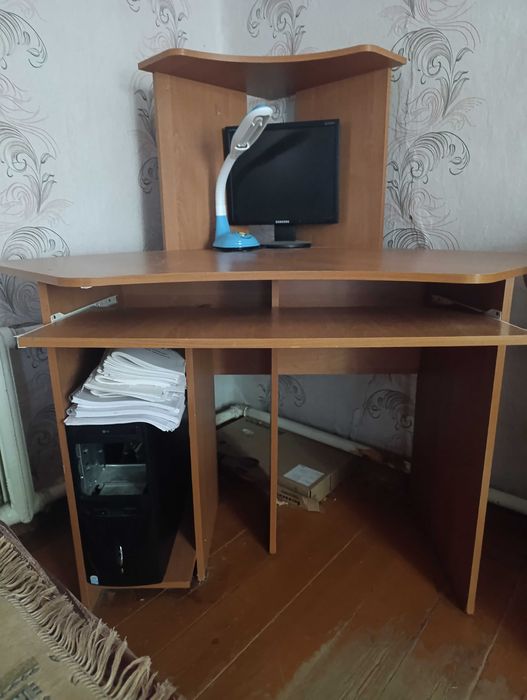 Стол компьютерный угловой в комплекте со стеллажом.