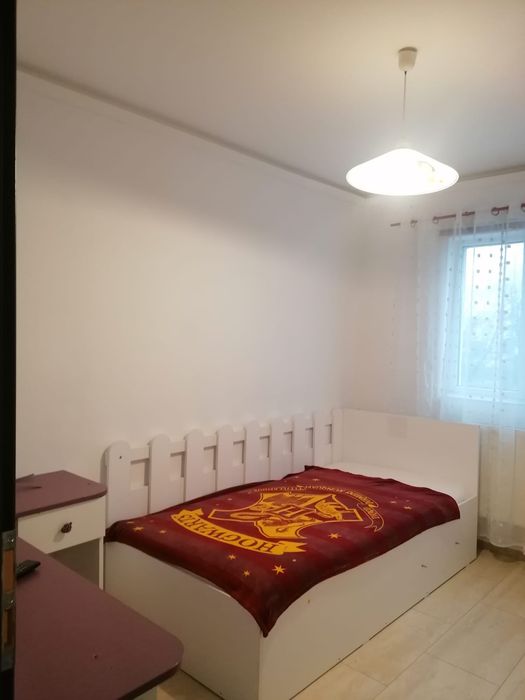 Închiriez apartament 3 camere .