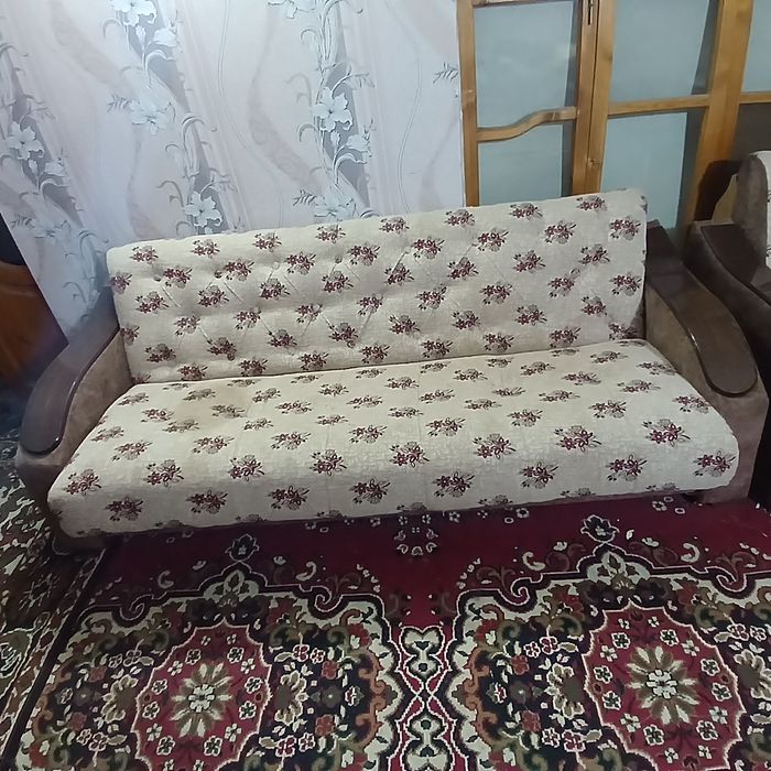 Divan  kreslo.      .