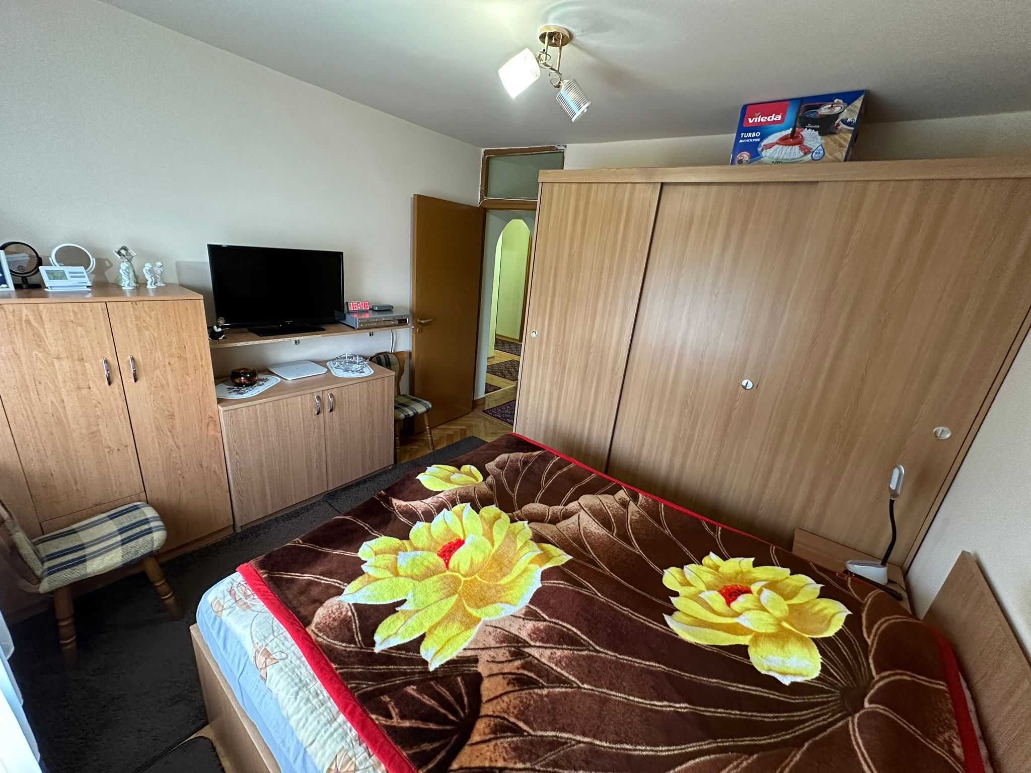 Vand apartament 4 camere + garaj 20mp la subsol, zona Victor Babes