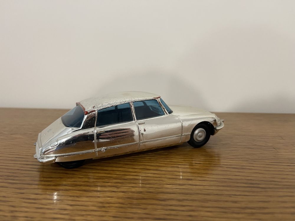 Мащабен модел Citroen DS 21 1:24 Pallas Италия цвят хром