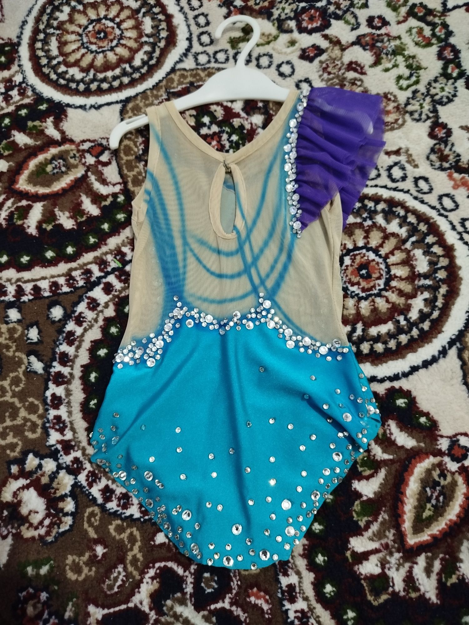 Gimnastika musobaqa formasi. Sotiladi,