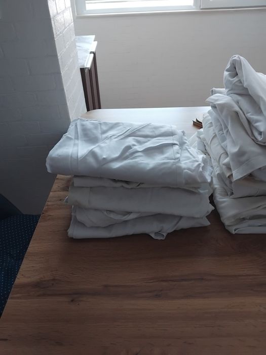 Бели работни дрехи