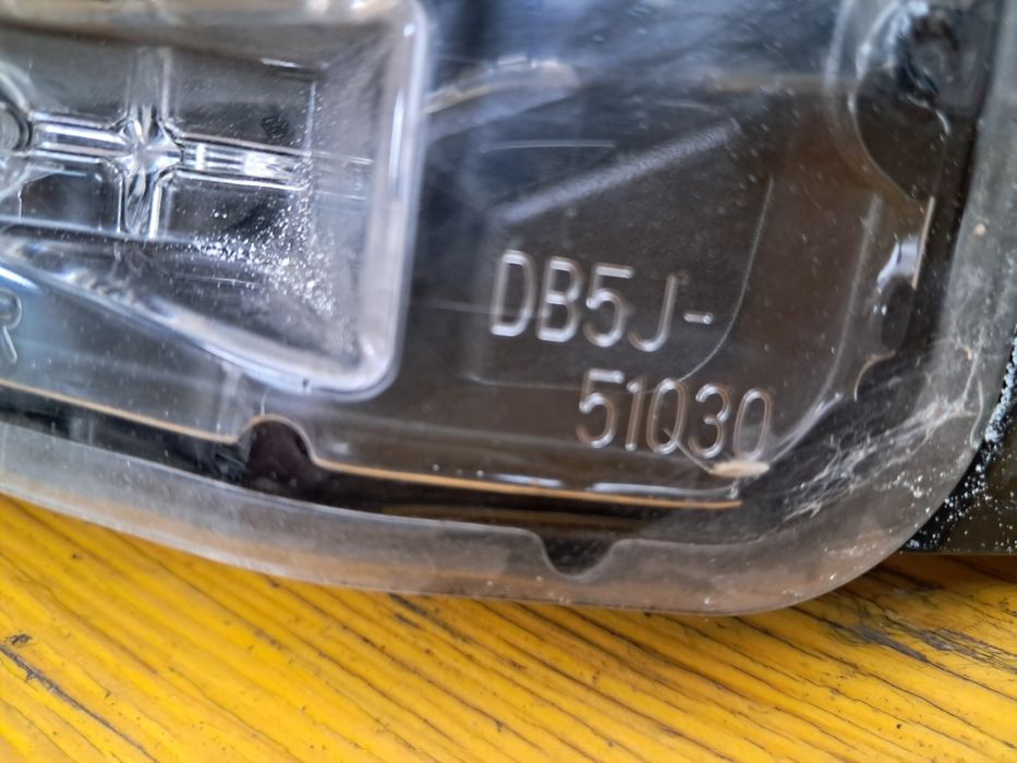 Фар Мазда 2  Mazda 2 100лв десен