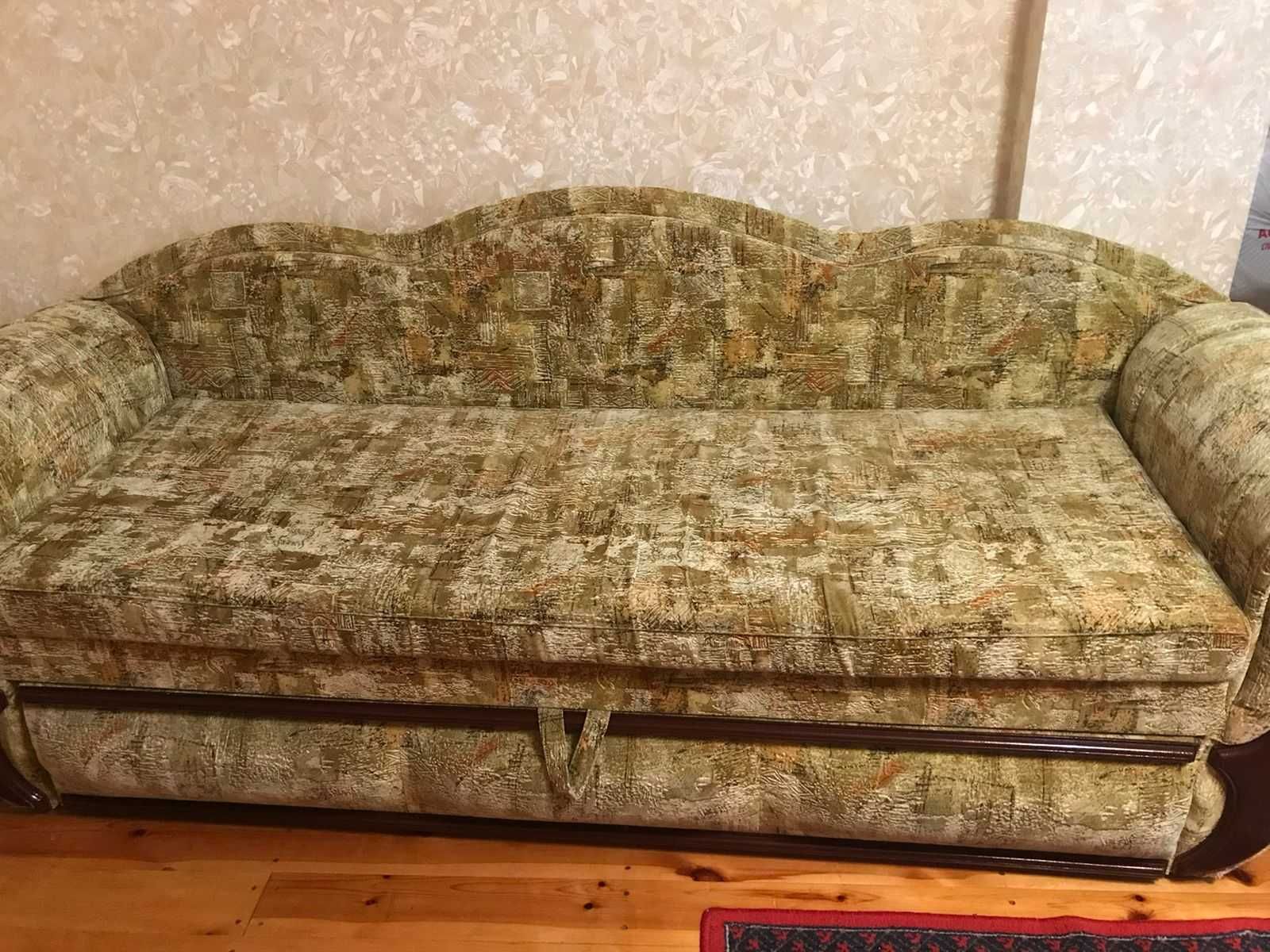 Продам диван зеленый