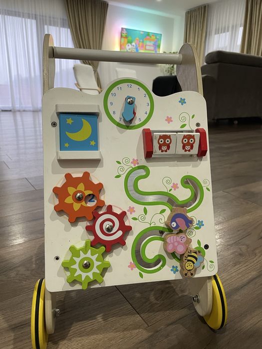 Vând premergător din lemn pentru bebeluși