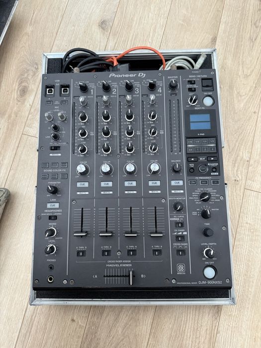 Set complet Pioneer CDJ-2000NXS2 + DJM-900NXS2 cu case și cabluri