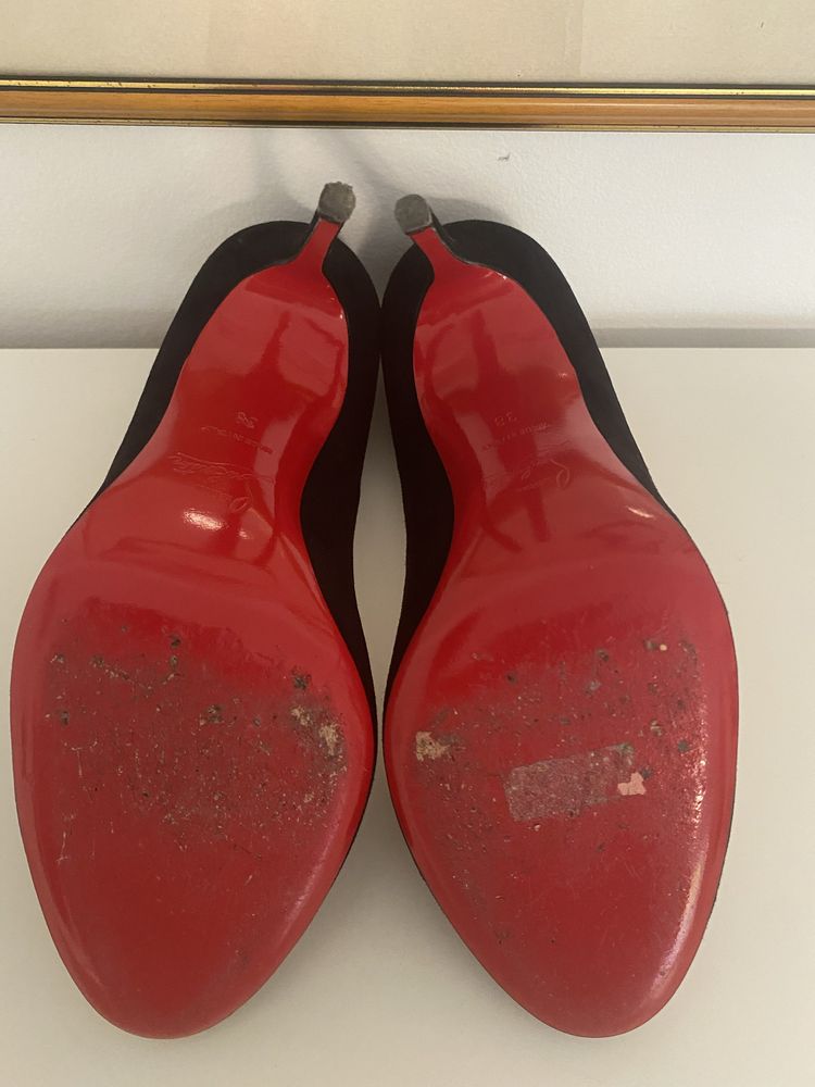 Cristian Louboutin, pantofi toc 10 cm, piele intoarsa.