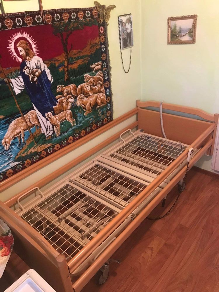 Pat electric cu telecomanda si noptiera cu masuta pentru bolnavi